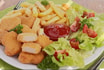 73 Chicken Nuggets mit Pommes und Salat (6 Stück)